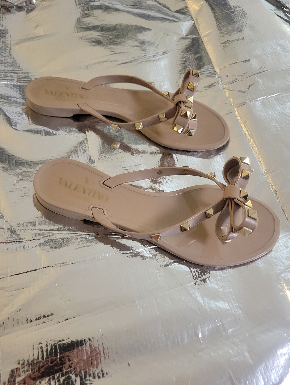 Valentino Garavani Rockstud Bow Thong Sandals in Beige - Picture 5 of 10